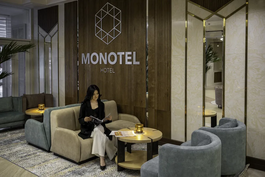 Зона отдыха в лобби отеля Monotel